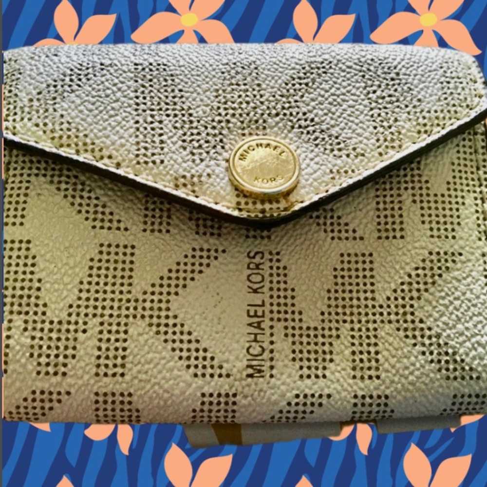 Michael Kors initial white ID change purse